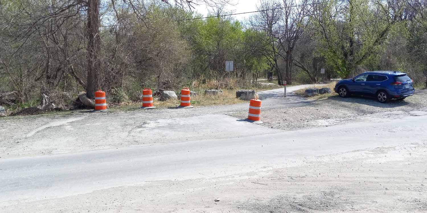 Salado Creek Greenway crosses a side road of Austin Highway—Photo: SRR