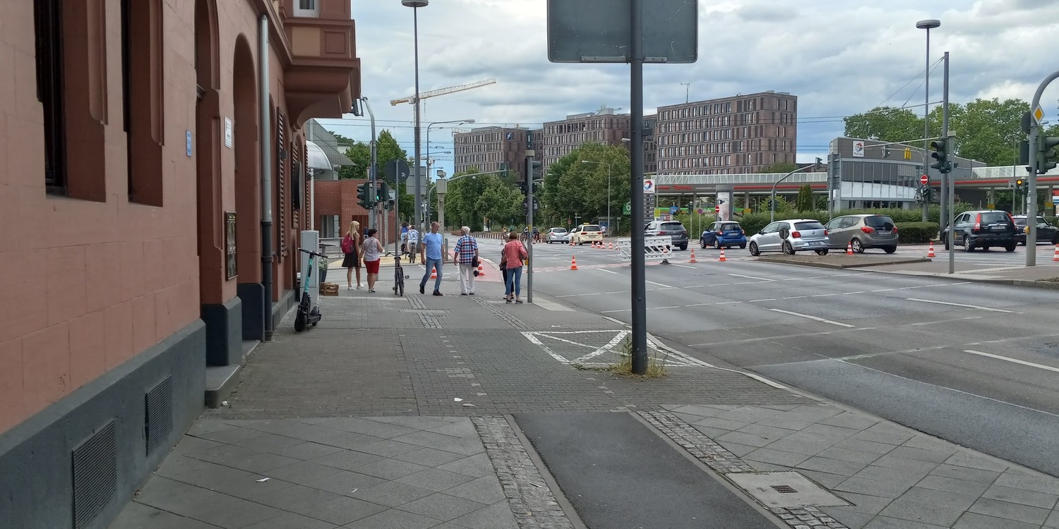An asphalt bike lane near the intersection of Nibellungenallee and Eckenheimer Landstrasse—Photo: SRR