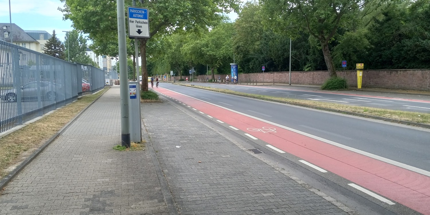 Dedicated bike trail painted red on Gießener Strasse in Frankfurt, Germany near the U.S. Consulate—Photo: SRR